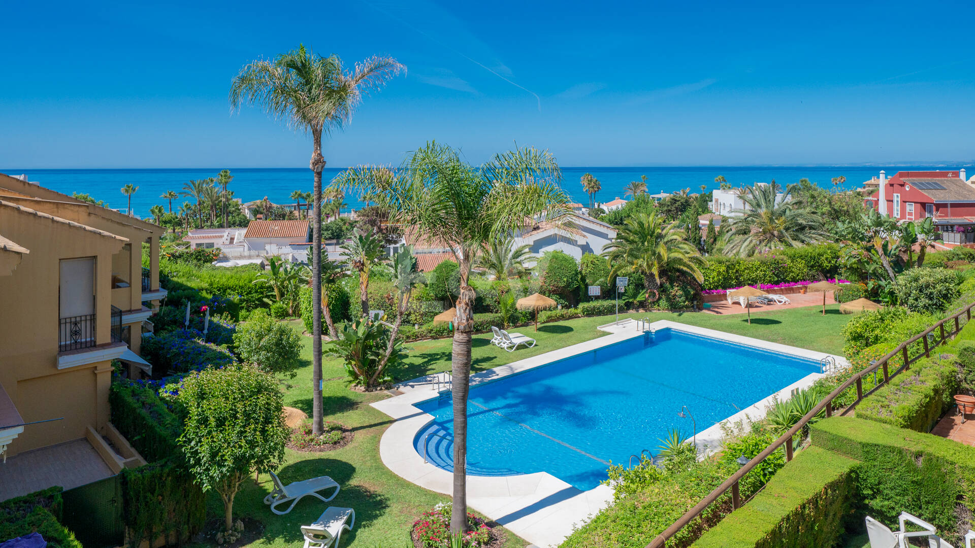 Duplex-takvåning med panoramautsikt över havet i Costabella, östra Marbella