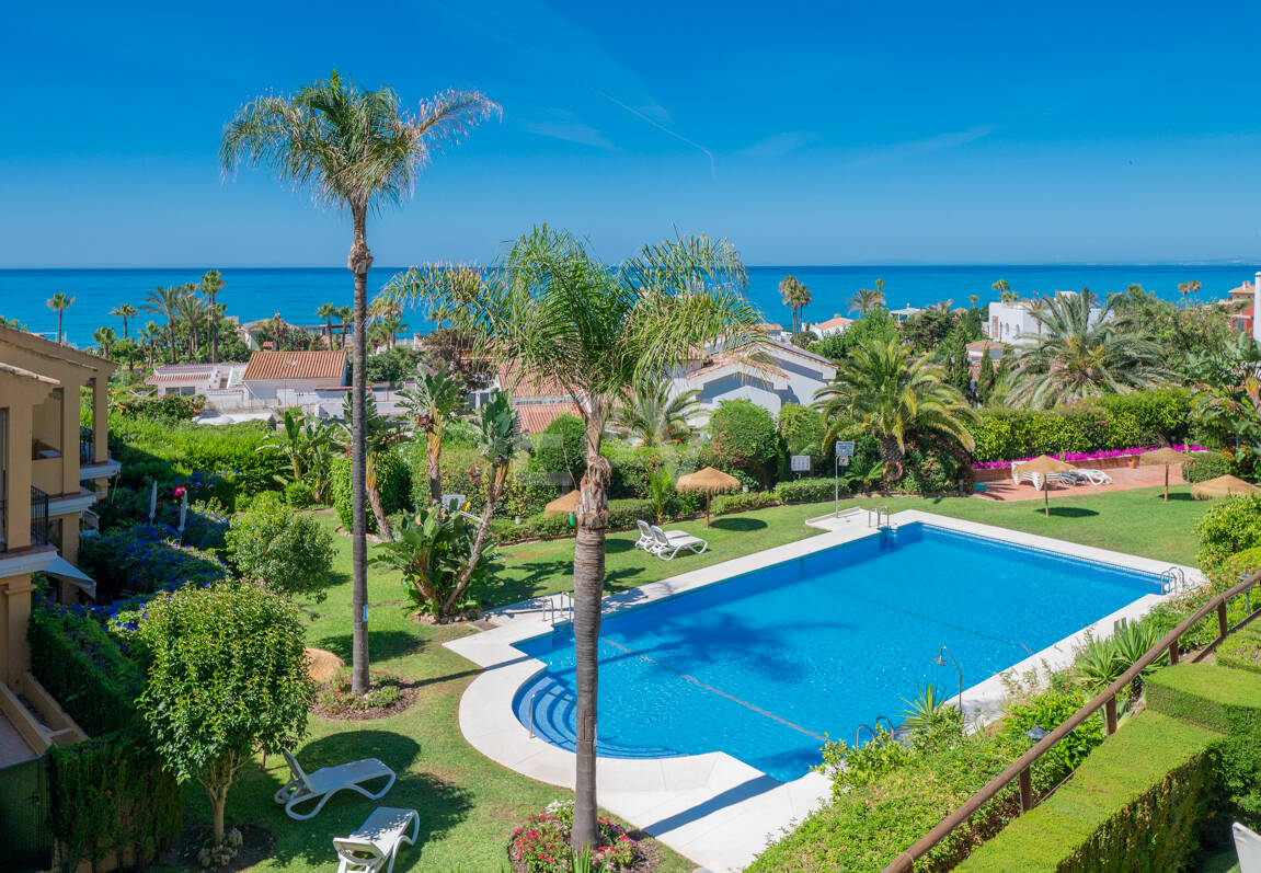 Duplex-takvåning med panoramautsikt över havet i Costabella, östra Marbella