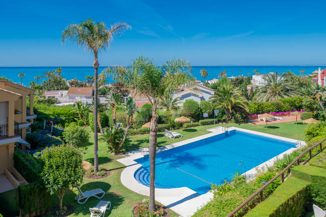 Duplex-takvåning med panoramautsikt över havet i Costabella, östra Marbella