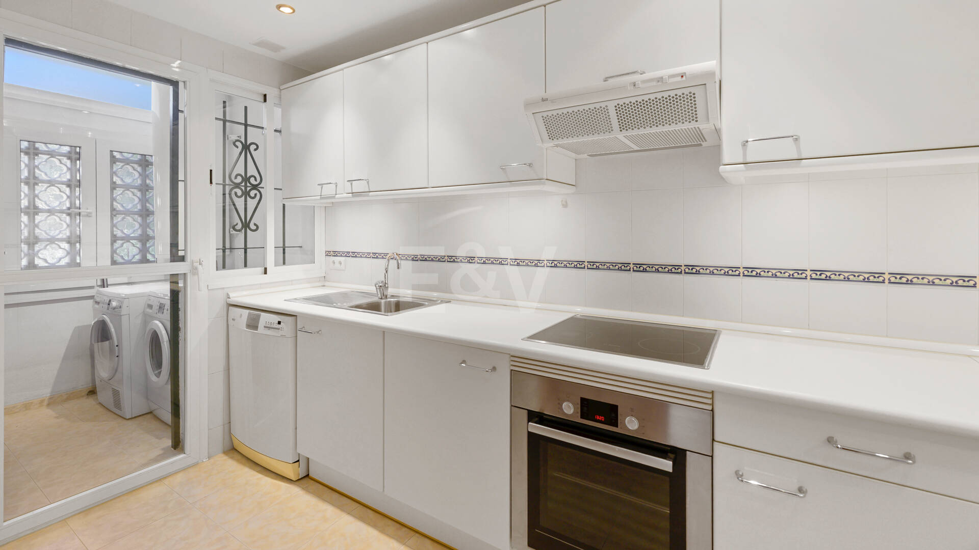 Duplex-takvåning med panoramautsikt över havet i Costabella, östra Marbella