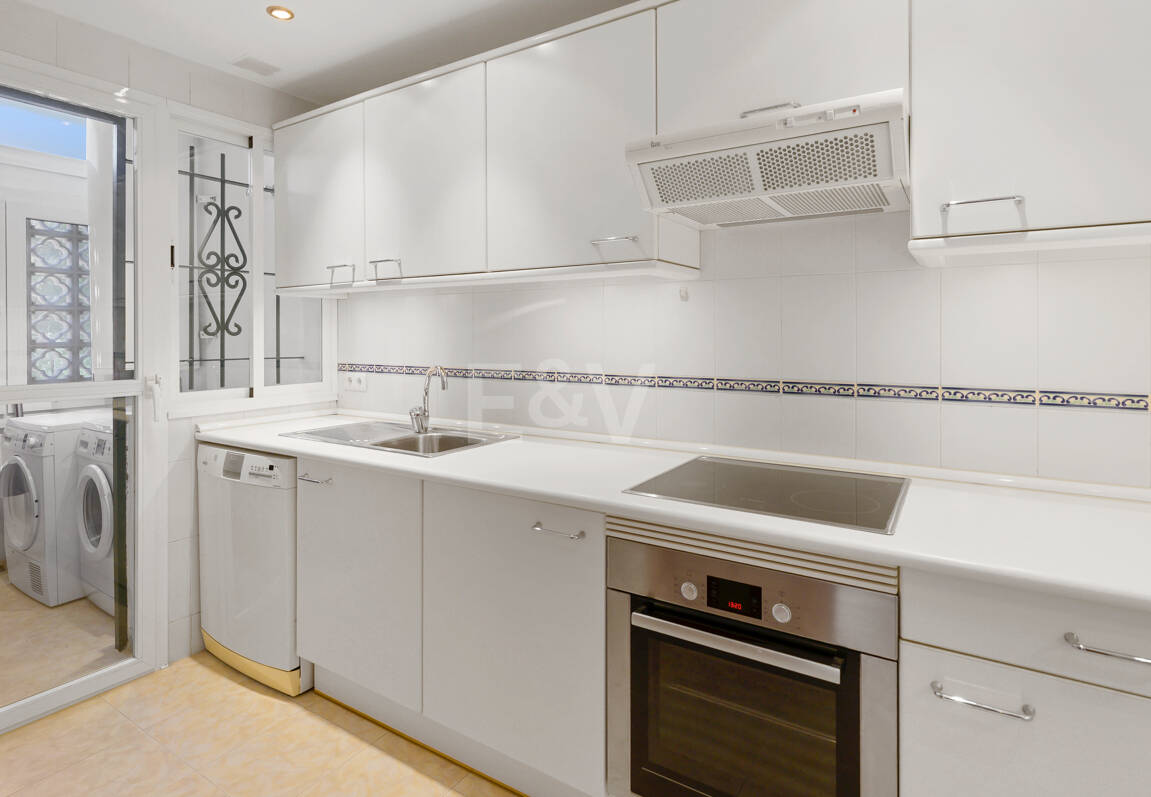 Duplex-takvåning med panoramautsikt över havet i Costabella, östra Marbella