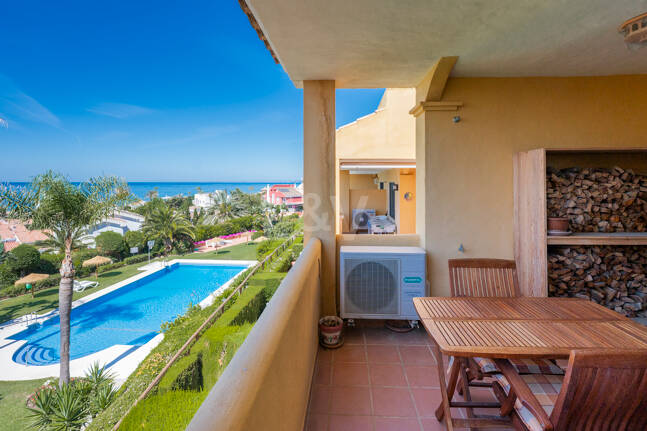Duplex-takvåning med panoramautsikt över havet i Costabella, östra Marbella
