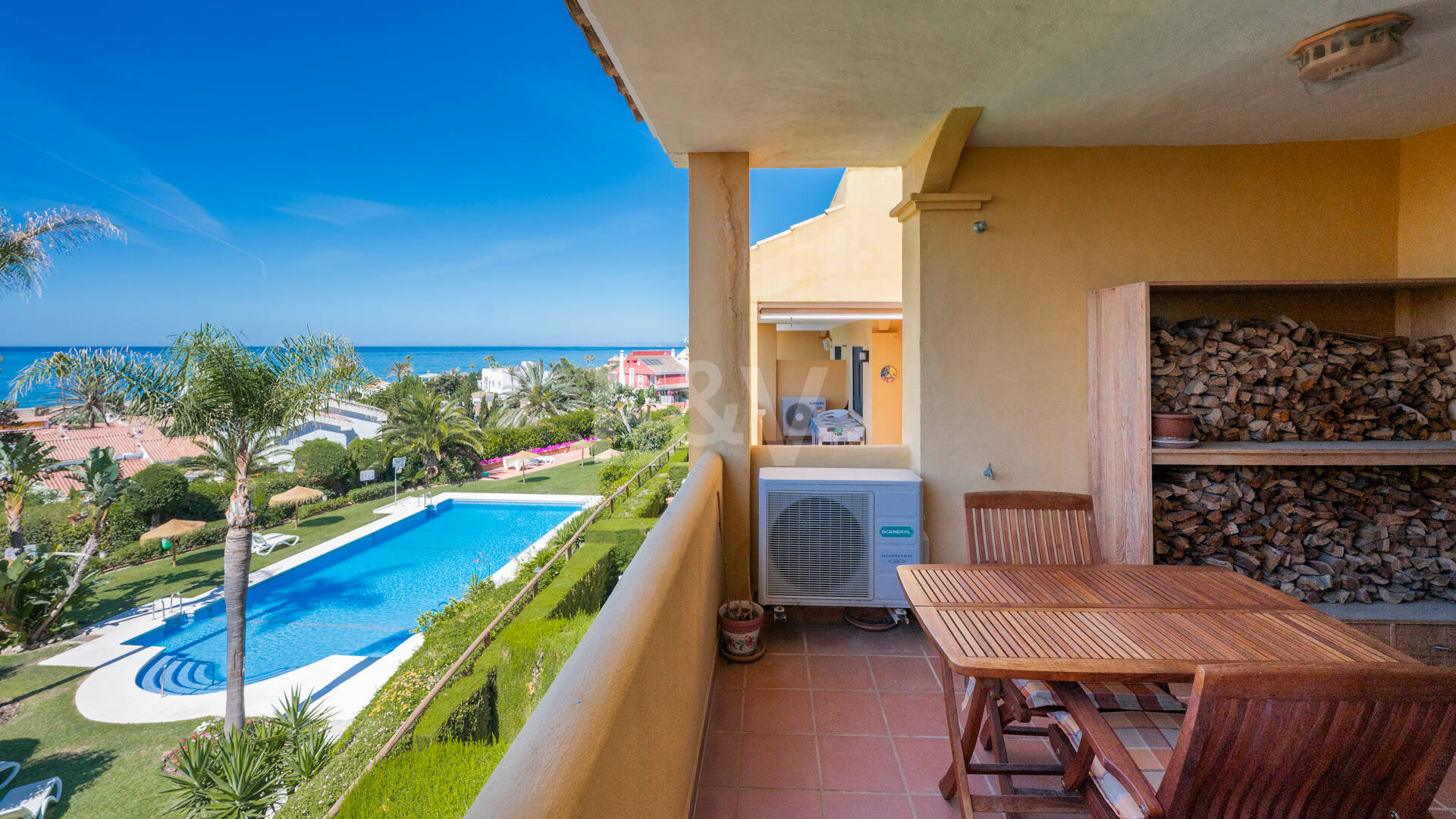 Duplex-takvåning med panoramautsikt över havet i Costabella, östra Marbella