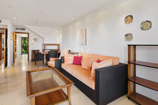 Duplex-takvåning med panoramautsikt över havet i Costabella, östra Marbella
