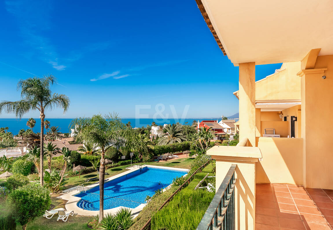 Duplex-takvåning med panoramautsikt över havet i Costabella, östra Marbella