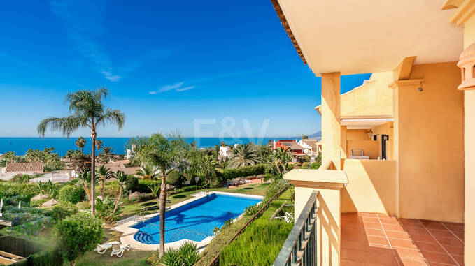 Duplex-takvåning med panoramautsikt över havet i Costabella, östra Marbella