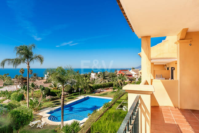Duplex-takvåning med panoramautsikt över havet i Costabella, östra Marbella