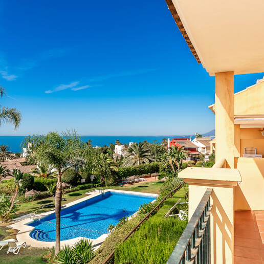 Duplex-takvåning med panoramautsikt över havet i Costabella, östra Marbella