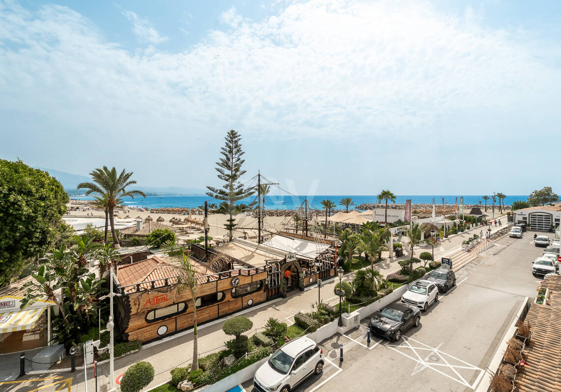 Atemberaubendes Apartment in erster Strandlinie mit Panoramablick auf das Meer in Puerto Banús