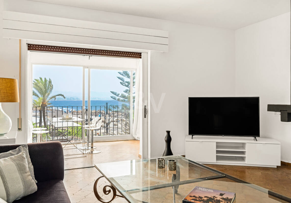 Atemberaubendes Apartment in erster Strandlinie mit Panoramablick auf das Meer in Puerto Banús