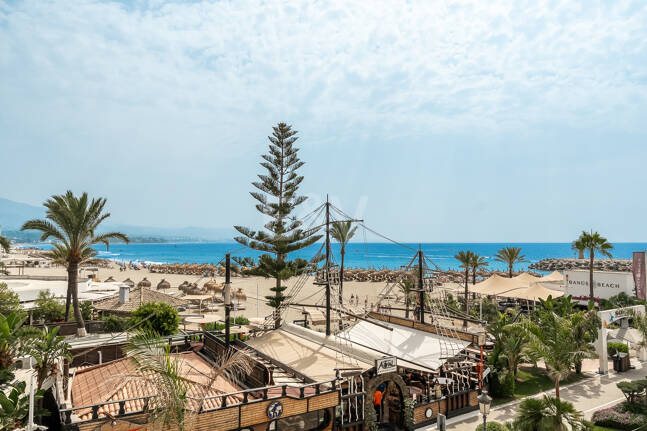 Atemberaubendes Apartment in erster Strandlinie mit Panoramablick auf das Meer in Puerto Banús