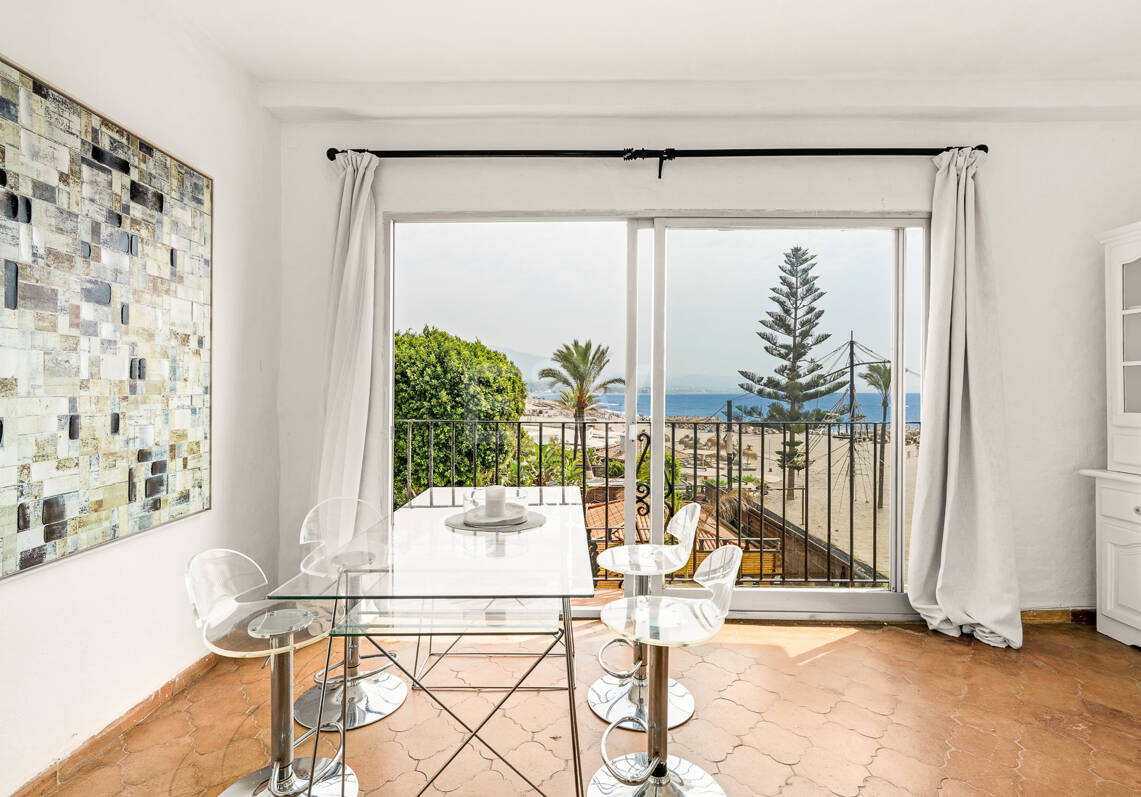Atemberaubendes Apartment in erster Strandlinie mit Panoramablick auf das Meer in Puerto Banús