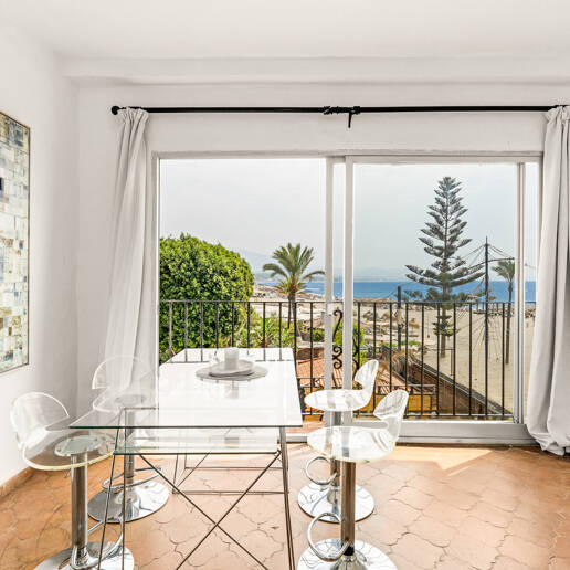 Atemberaubendes Apartment in erster Strandlinie mit Panoramablick auf das Meer in Puerto Banús