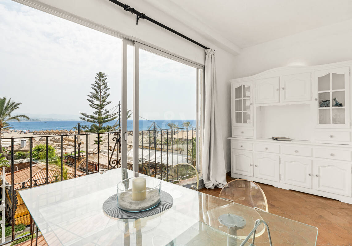 Atemberaubendes Apartment in erster Strandlinie mit Panoramablick auf das Meer in Puerto Banús