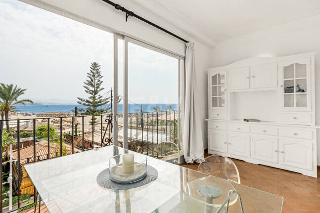 Atemberaubendes Apartment in erster Strandlinie mit Panoramablick auf das Meer in Puerto Banús