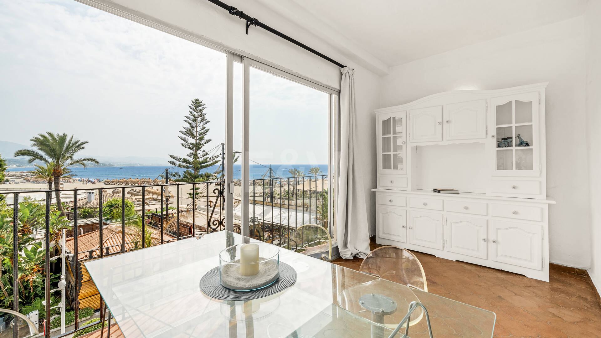 Atemberaubendes Apartment in erster Strandlinie mit Panoramablick auf das Meer in Puerto Banús