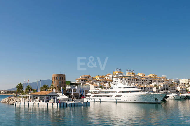 Atemberaubendes Apartment in erster Strandlinie mit Panoramablick auf das Meer in Puerto Banús