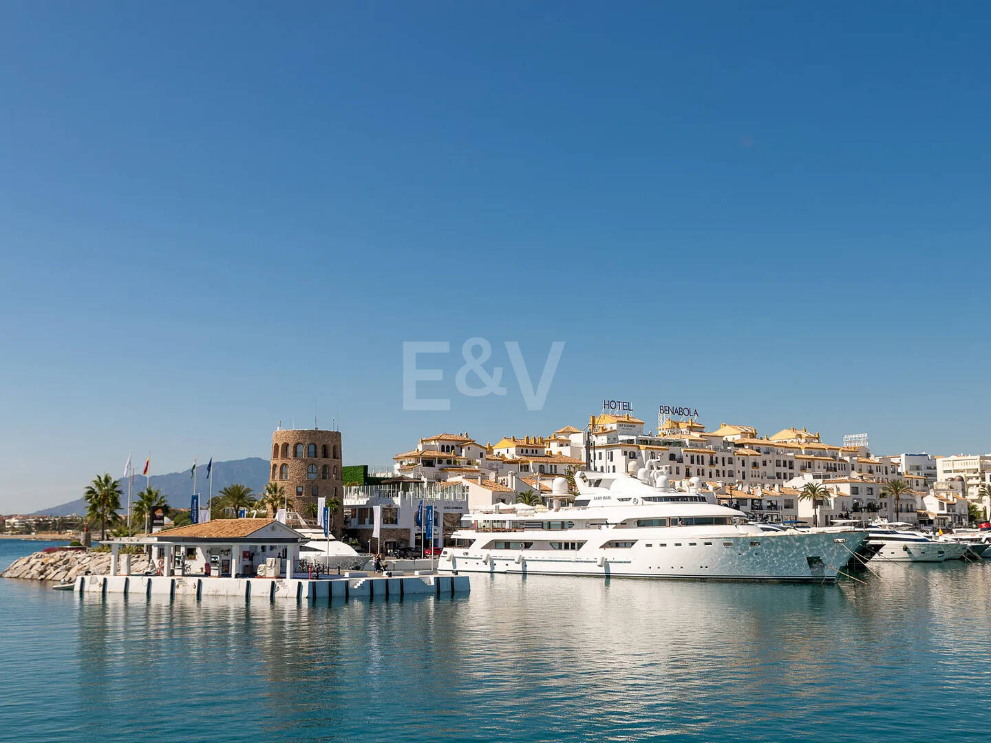 Atemberaubendes Apartment in erster Strandlinie mit Panoramablick auf das Meer in Puerto Banús