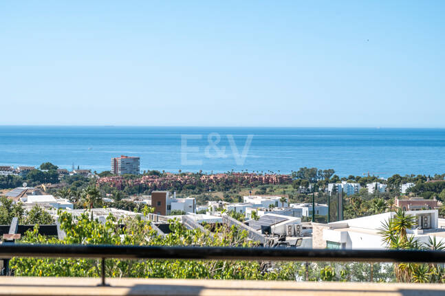 Adosado con vistas panorámicas al mar en el prestigioso complejo de golf Santa Clara