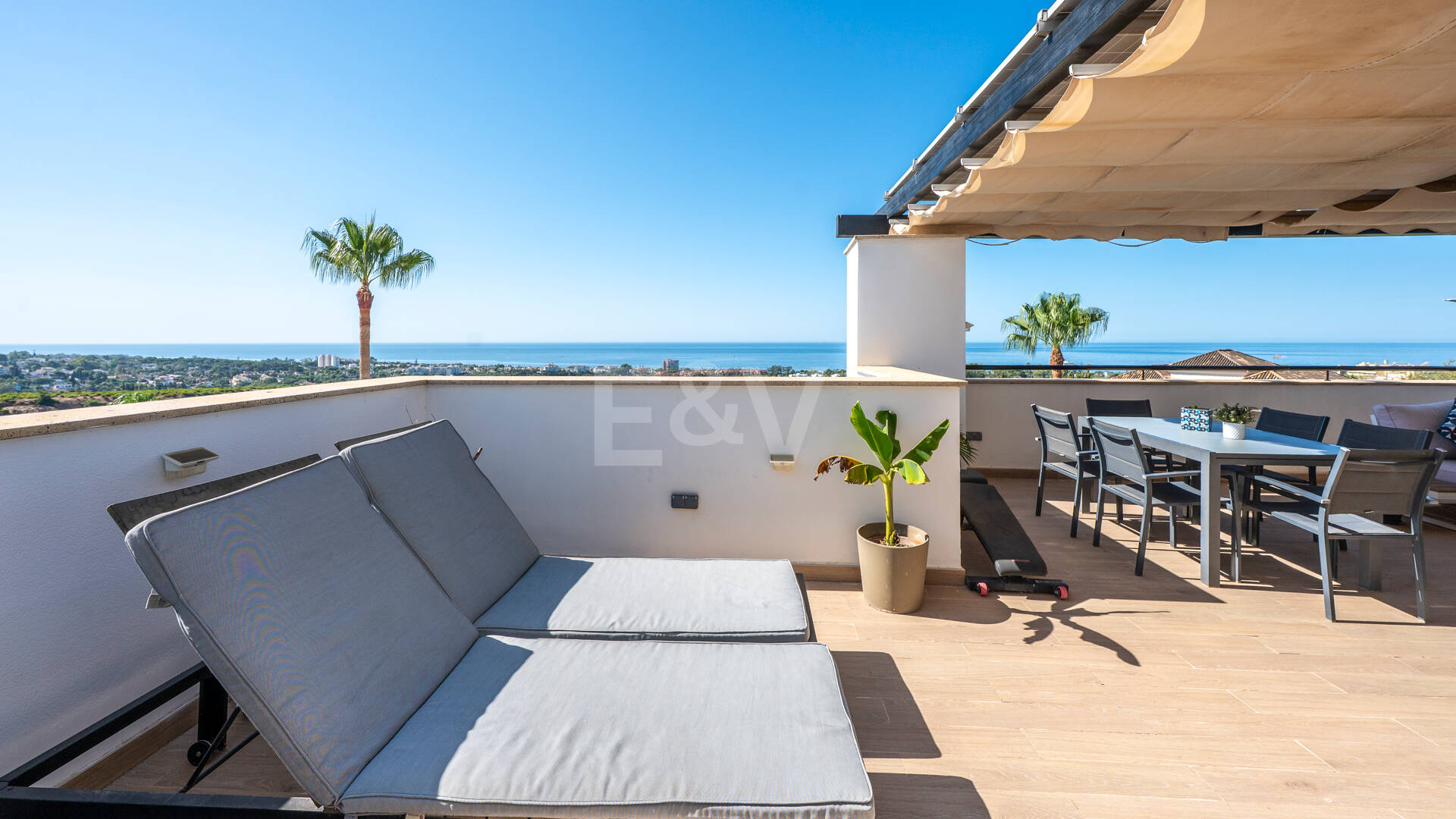 Adosado con vistas panorámicas al mar en el prestigioso complejo de golf Santa Clara