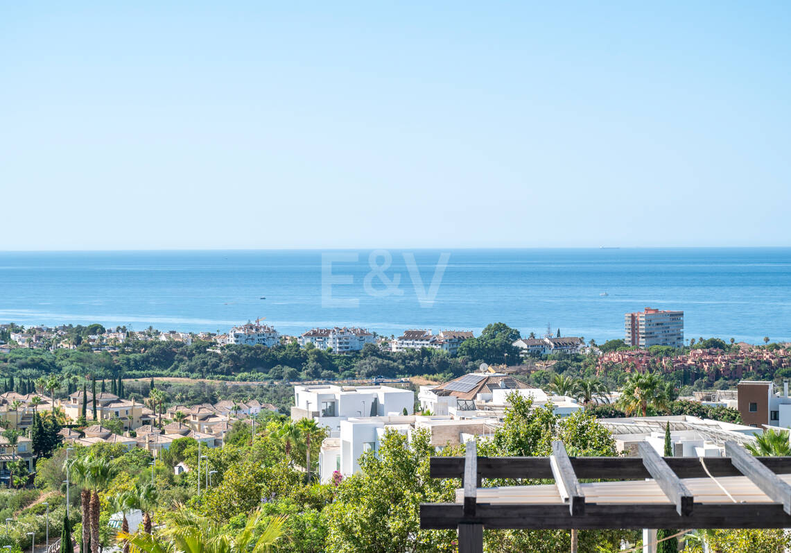 Maison de ville avec vue panoramique sur la mer dans le prestigieux Golf Resort Santa Clara