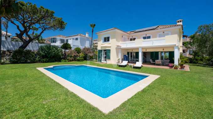 Villa mediterránea con vistas al mar en Elviria-Marbella