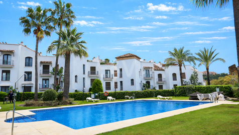 Apartamento con vistas impresionantes y licencia turística en resort de golf seguro