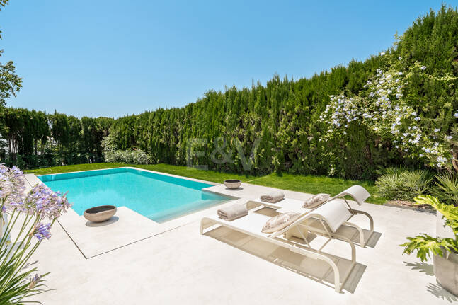 Elegant Fully Furnished One-Level Villa Steps from the Golf Club