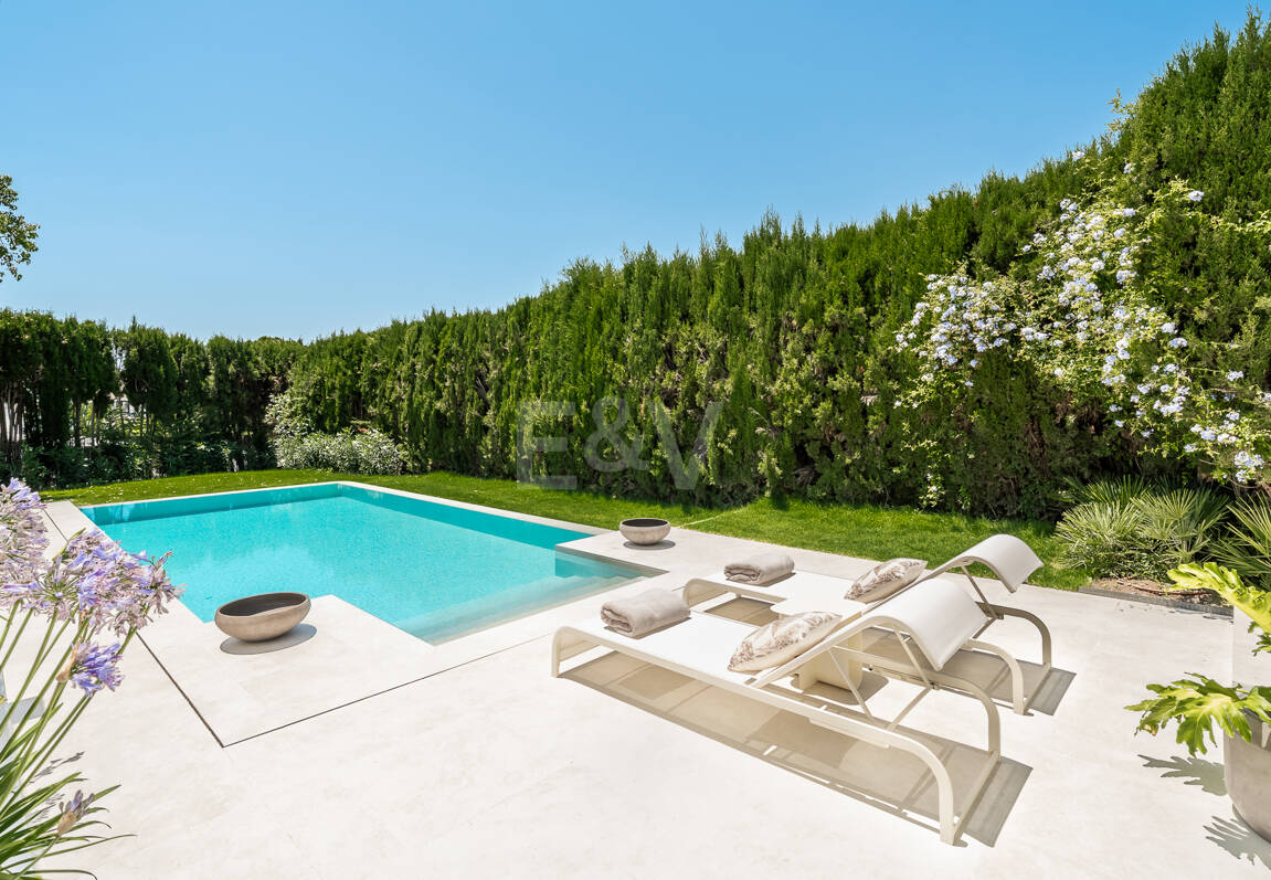 Elegant Fully Furnished One-Level Villa Steps from the Golf Club