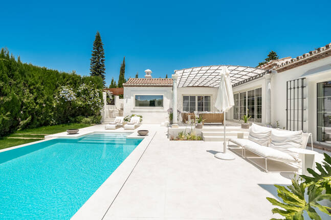 Elegant Fully Furnished One-Level Villa Steps from the Golf Club