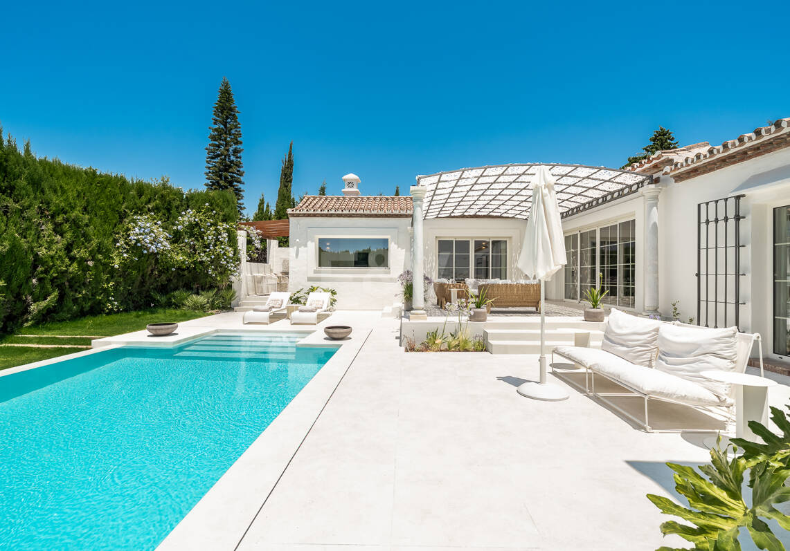 Exklusiver und voll möblierter Bungalow neben dem Golfclub Guadalmina
