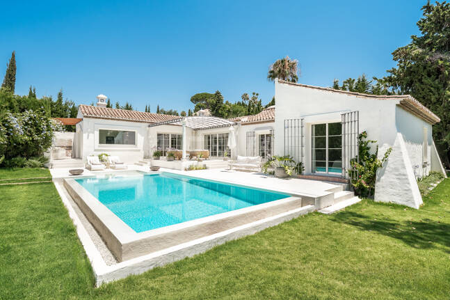 Elegant Fully Furnished One-Level Villa Steps from the Golf Club