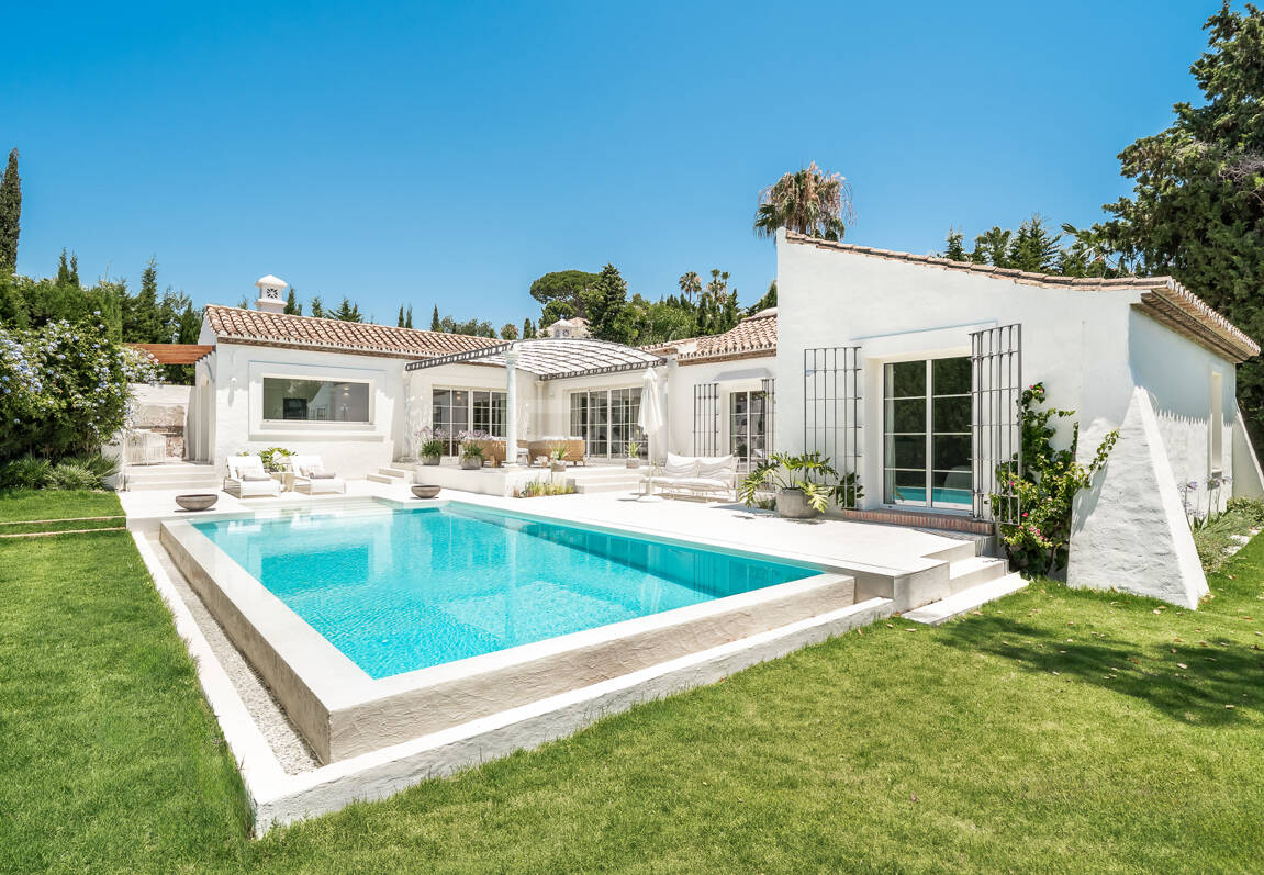 Elegant Fully Furnished One-Level Villa Steps from the Golf Club