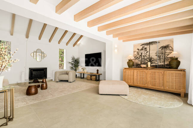Elegant Fully Furnished One-Level Villa Steps from the Golf Club