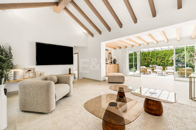 Elegant Fully Furnished One-Level Villa Steps from the Golf Club
