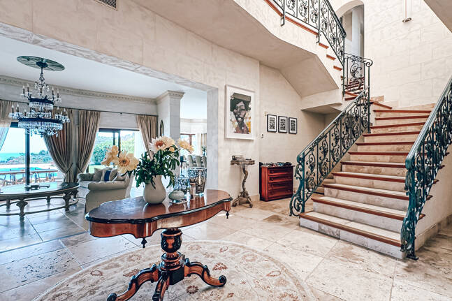 Villa elegante con vistas panorámicas al mar