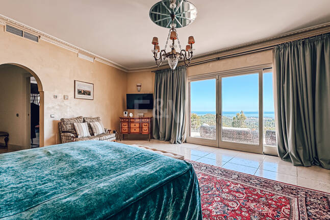 Villa elegante con vistas panorámicas al mar