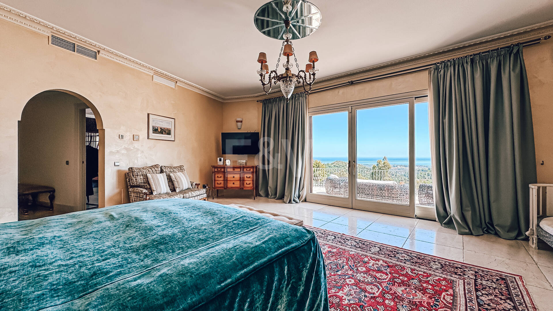 Villa elegante con vistas panorámicas al mar