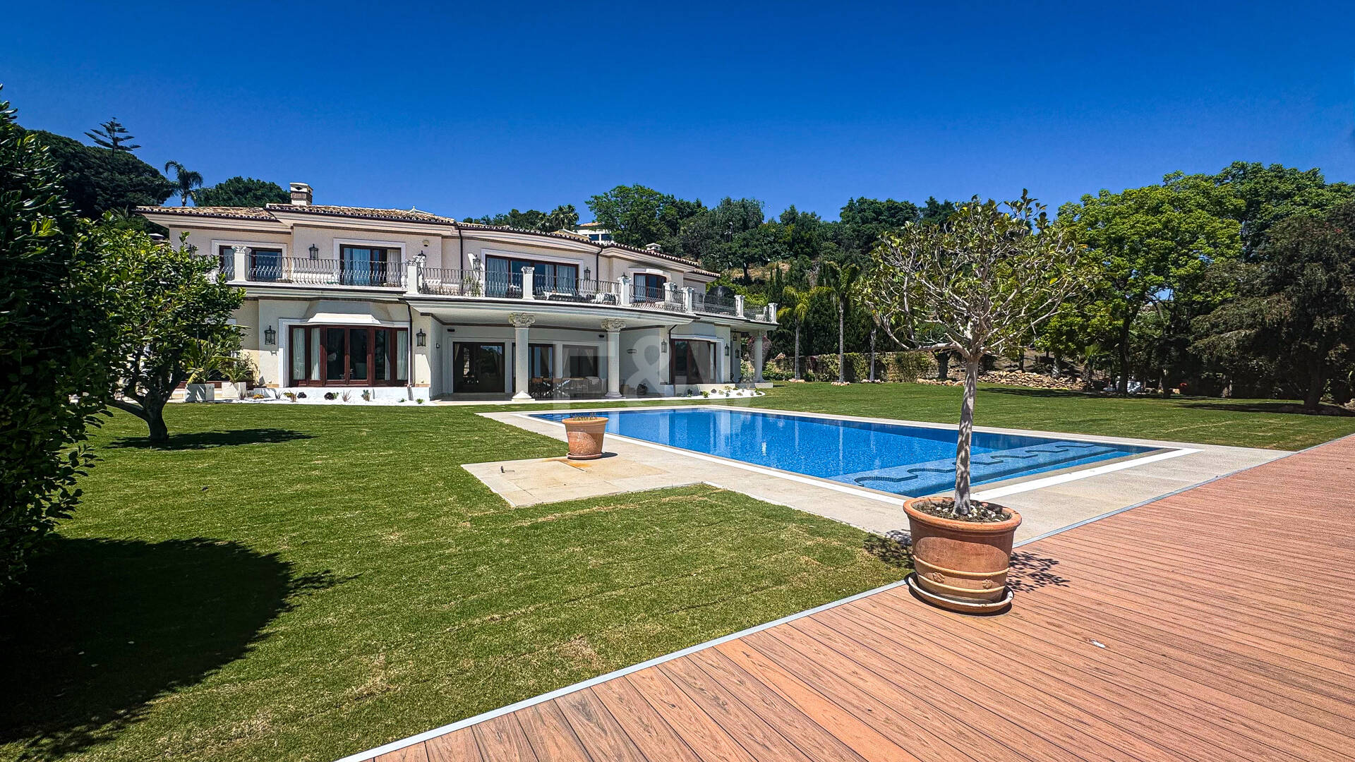 Villa elegante con vistas panorámicas al mar