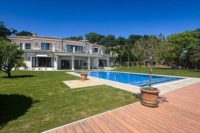 Villa elegante con vistas panorámicas al mar