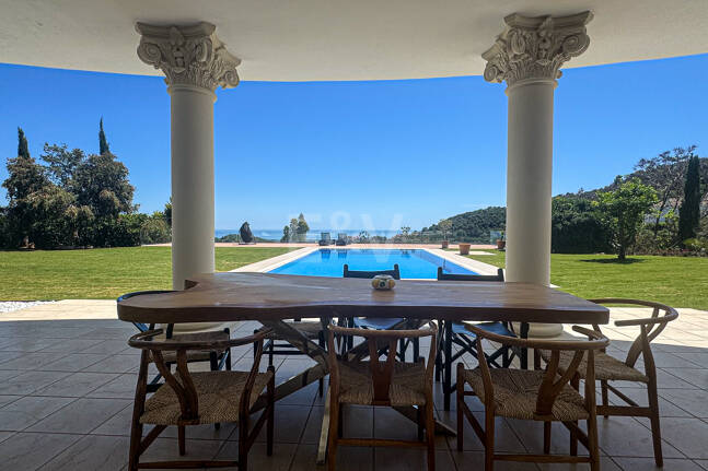 Villa elegante con vistas panorámicas al mar