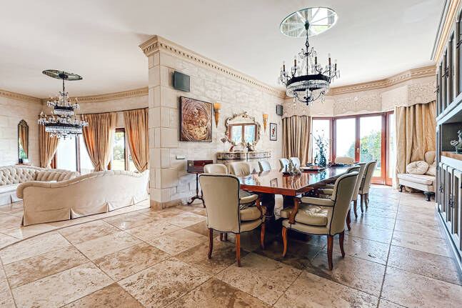 Villa elegante con vistas panorámicas al mar
