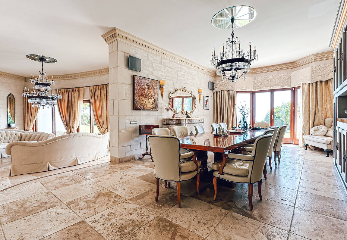 Villa elegante con vistas panorámicas al mar