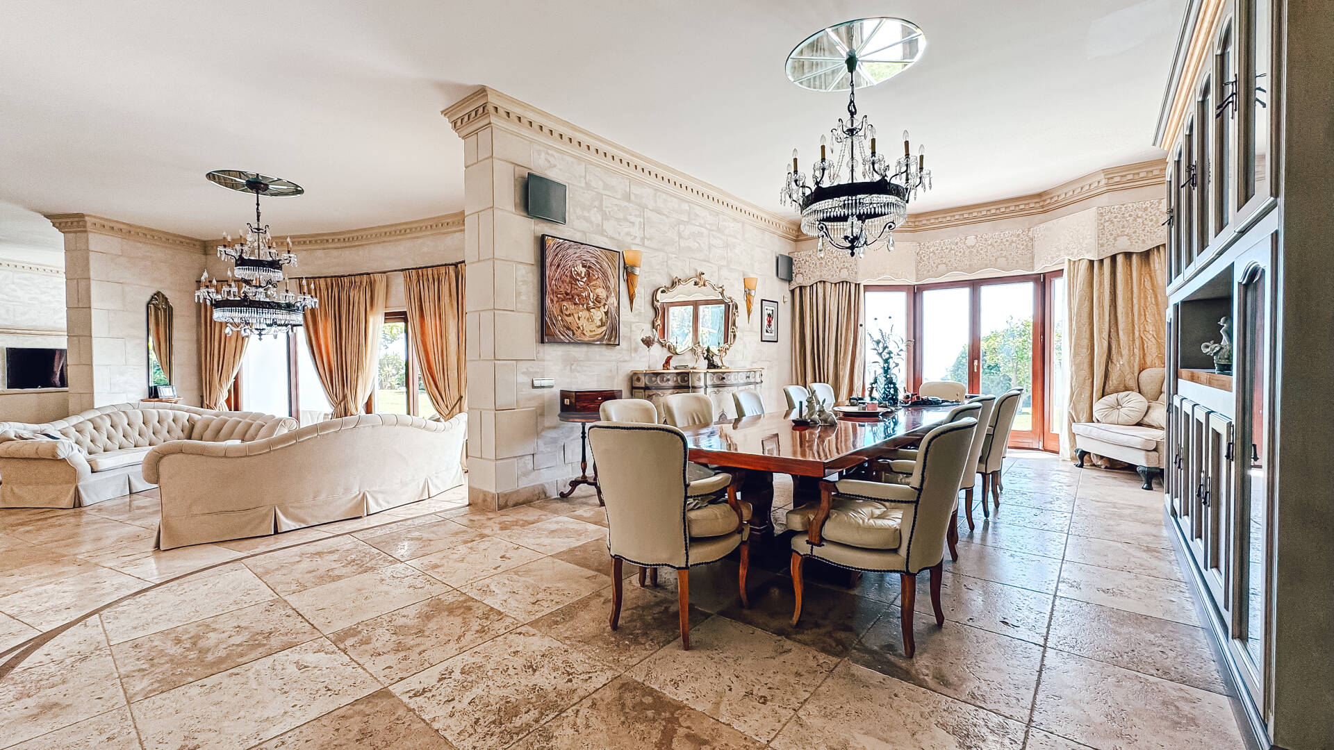 Villa elegante con vistas panorámicas al mar