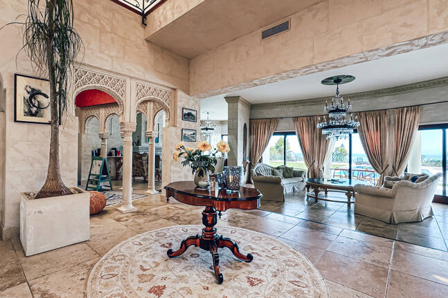 Villa elegante con vistas panorámicas al mar