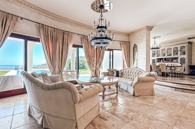 Villa elegante con vistas panorámicas al mar