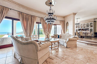 Villa elegante con vistas panorámicas al mar