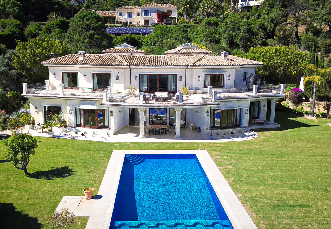 Villa elegante con vistas panorámicas al mar