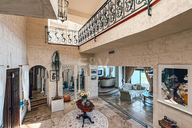 Villa elegante con vistas panorámicas al mar