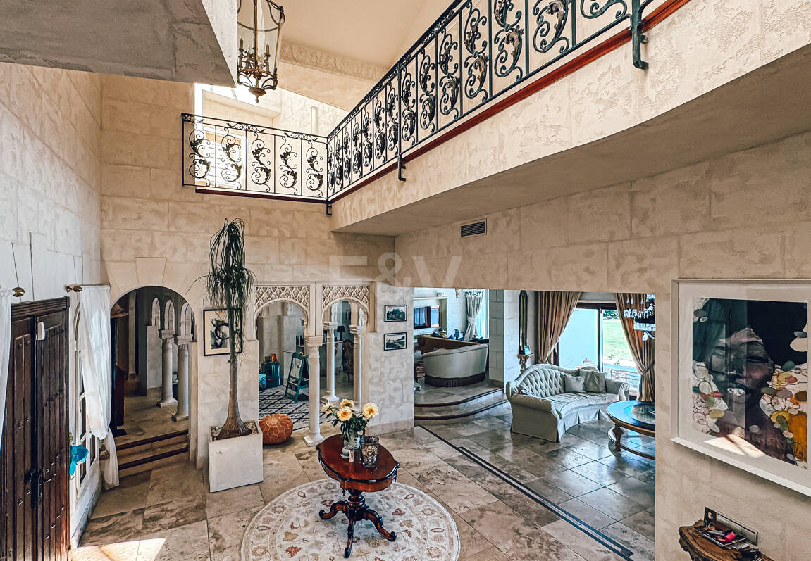 Villa elegante con vistas panorámicas al mar